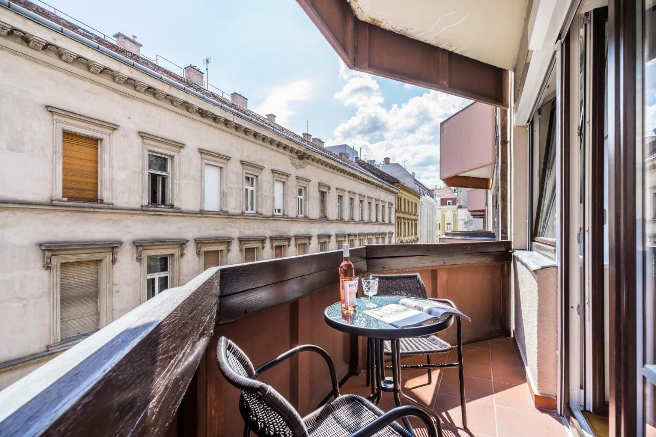 Bpr Golden Corner Suite With Balcony & A/C Budapeste Exterior foto